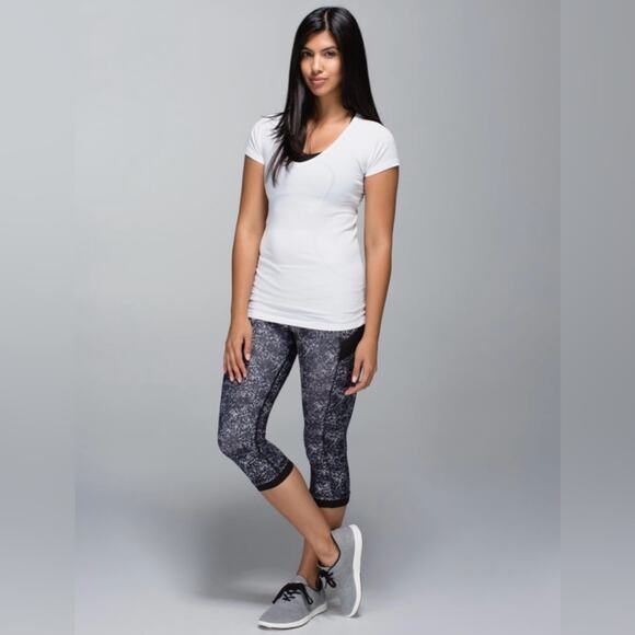 Lululemon Illumina Crop In Rocky Road Sand Dune Ground/Black Size 8 Athletic Gym - Picture 3 of 16